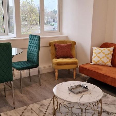 1 Bedroom Apartment - Flitwick - Contractor Friendly - Tourist Ready - Full Kitchen - Wifi - Smart Tv - Sofa Bed - Free Parking - Ideal For Short Or Long Stays Extérieur photo